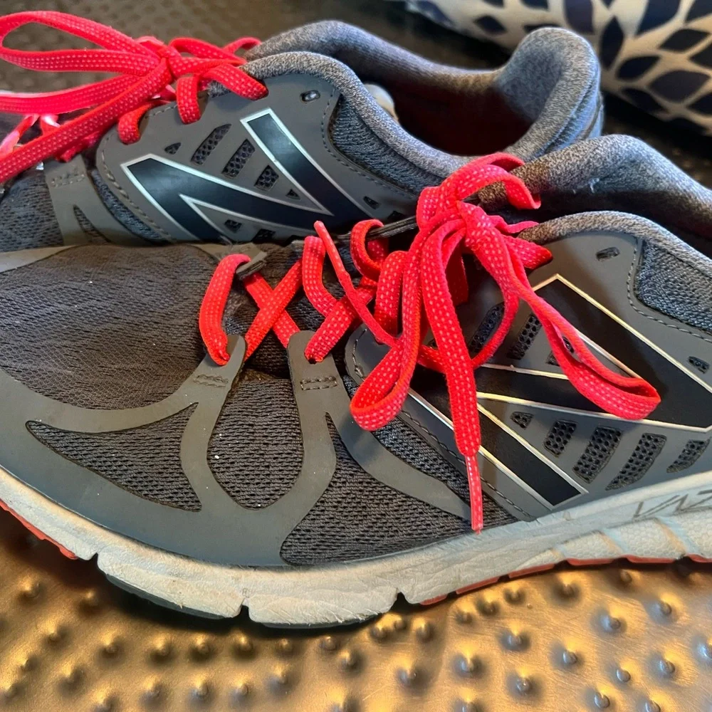 New Balance Mens Sneakers in Gray and Red Size 12